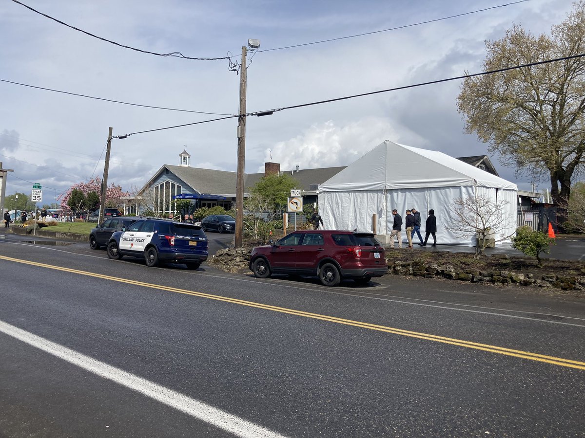 Secret Service and Portland police are setting up barricades around the Portland Yacht Club, where @POTUS is expected later for a Dem fundraiser