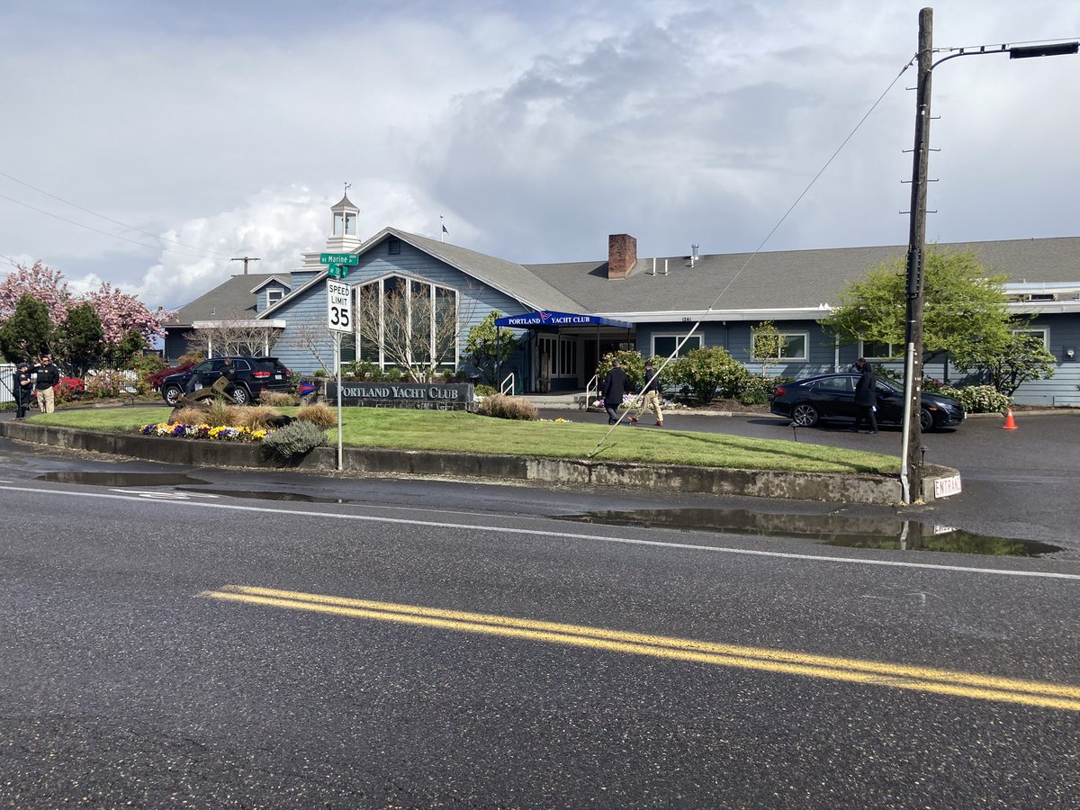 Secret Service and Portland police are setting up barricades around the Portland Yacht Club, where @POTUS is expected later for a Dem fundraiser