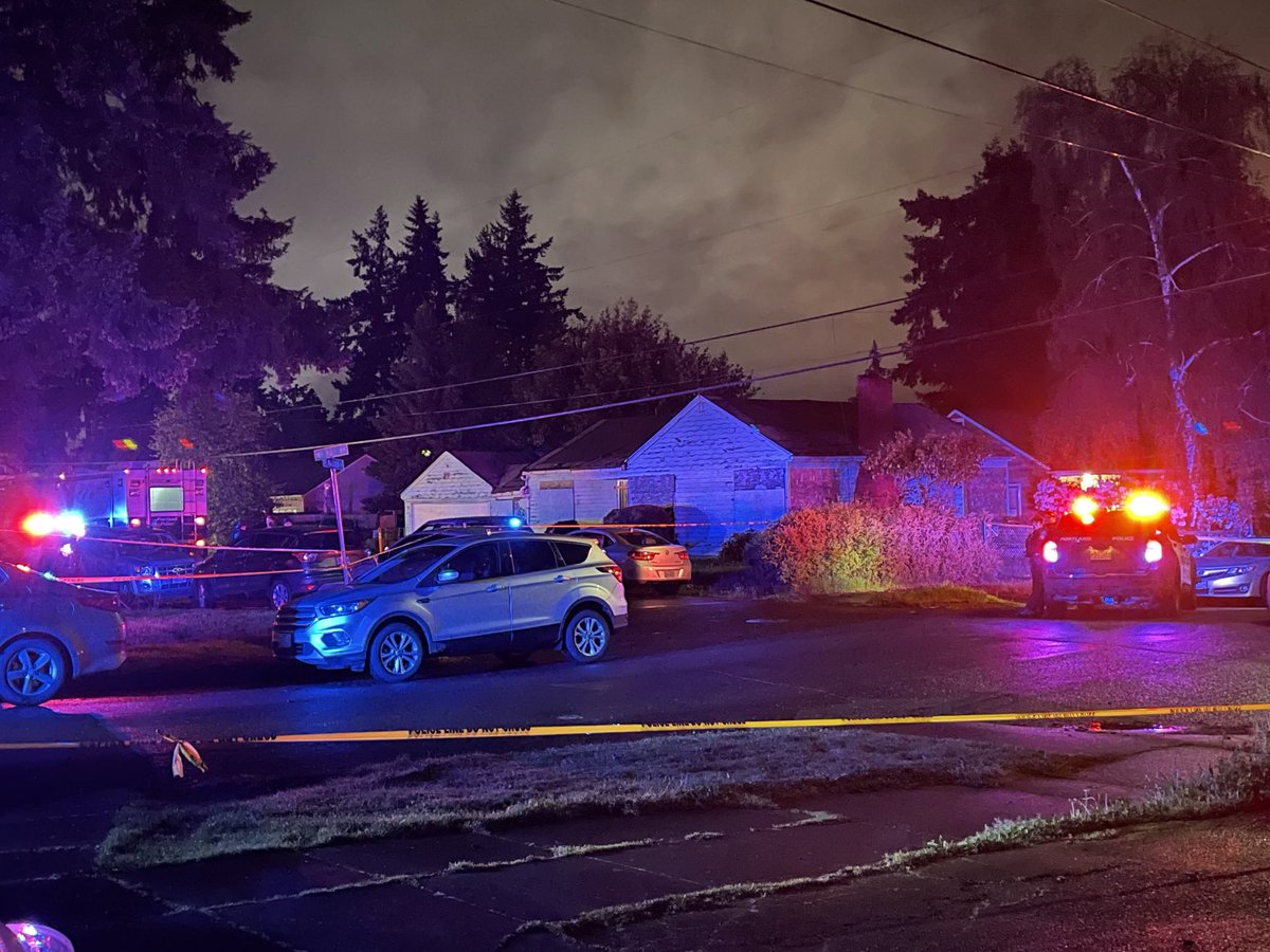 .⁦@PortlandPolice⁩ were part of a shooting tonight in a neighborhood near NE 78th/Mason. No officers were hurt. A suspect was hurt and taken to the hospital.