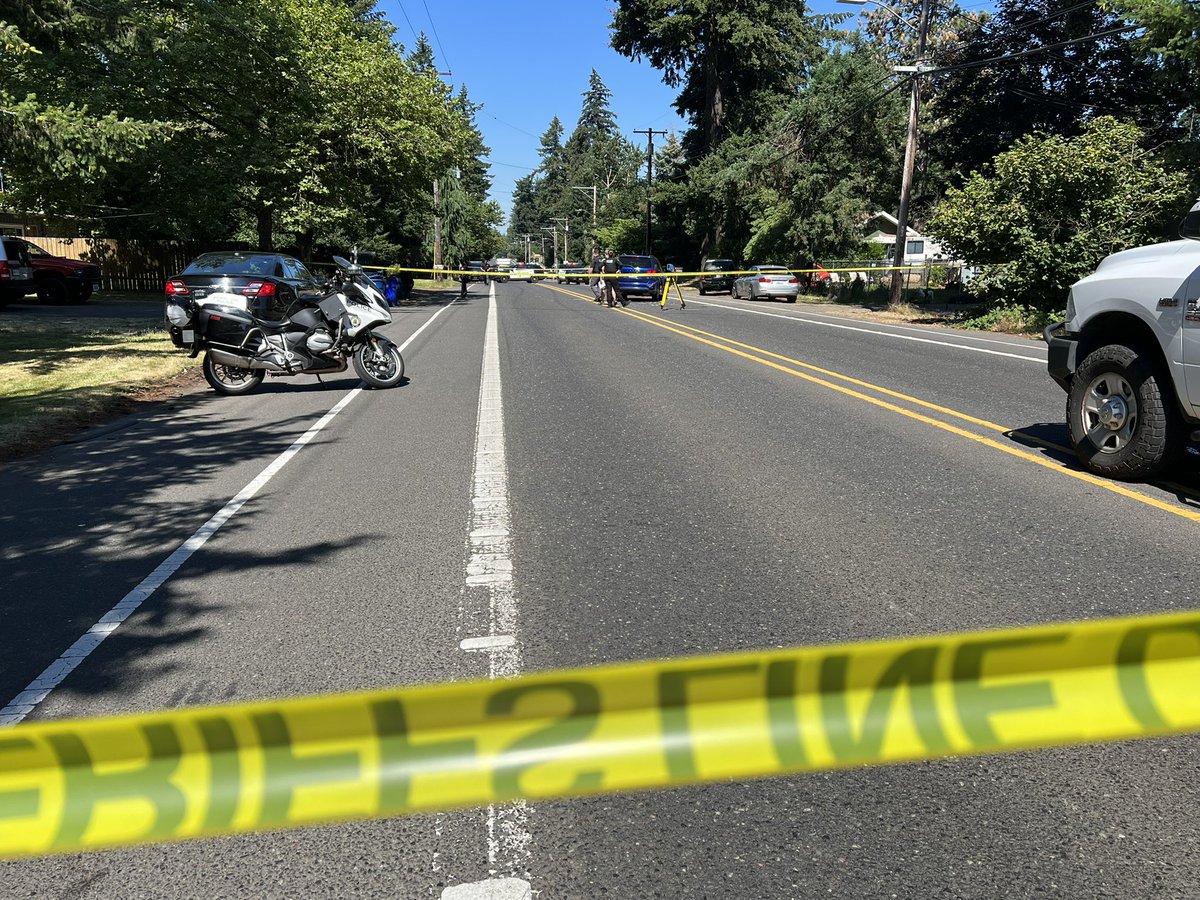 Massive search appears to be underway as @PortlandPolice have officers stationed over many blocks from Powell to Main and 148th to 162nd.