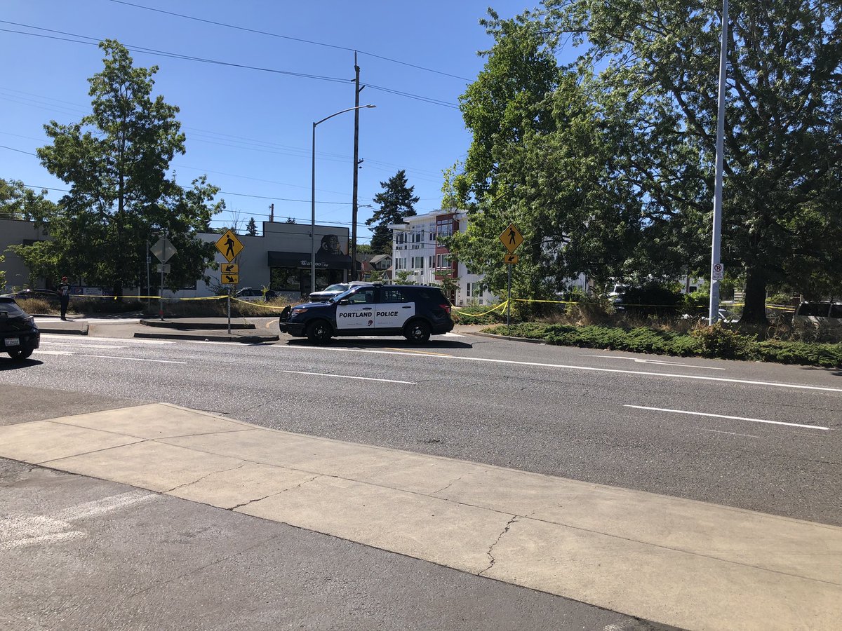 SE Woodstock Blvd between SE 89th Ave and SE Foster St remains closed as @PortlandPolice investigate a man found shot dead inside a residence.