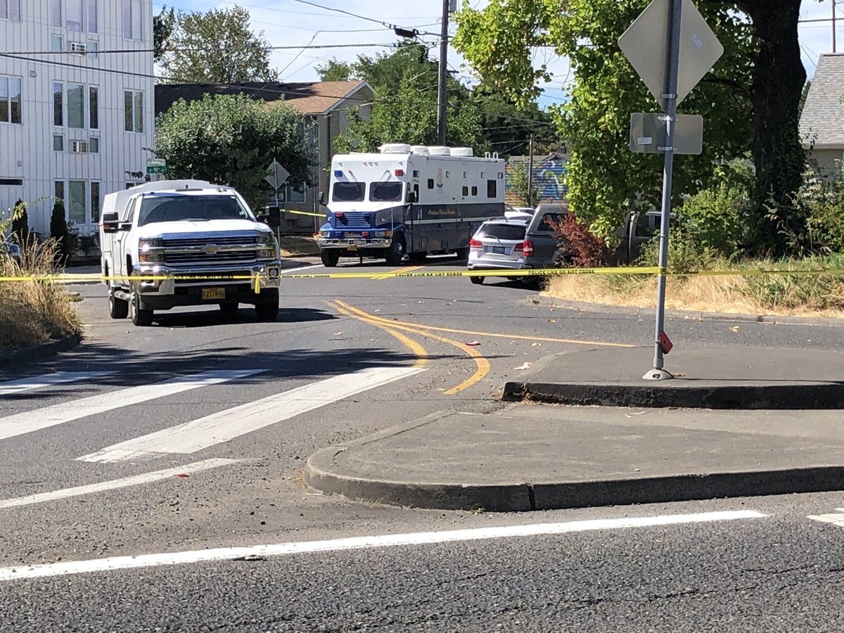 SE Woodstock Blvd between SE 89th Ave and SE Foster St remains closed as @PortlandPolice investigate a man found shot dead inside a residence. 