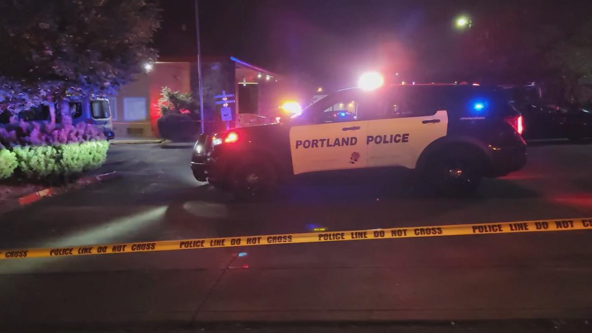 Detectives with @PortlandPolice are investigating a deadly shooting at a hotel on NE Sandy near 82nd Ave. Officers received the call just before 3:30am and found a man dead. Streets are not closed, but some parking areas are during the investigation. Fox12Oregon