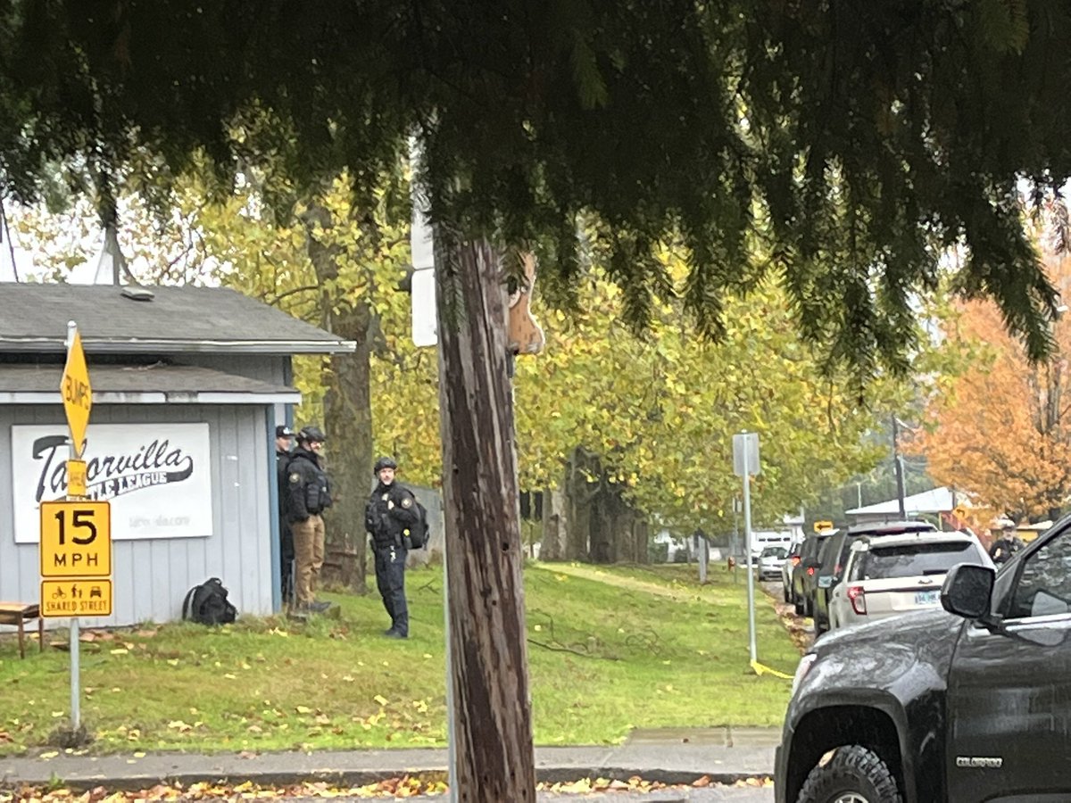 Fire and possible shooting in SE Portland. Large area blocked off. More @PortlandPolice and @PDXFire arriving. Officers are putting on tactical gear. 