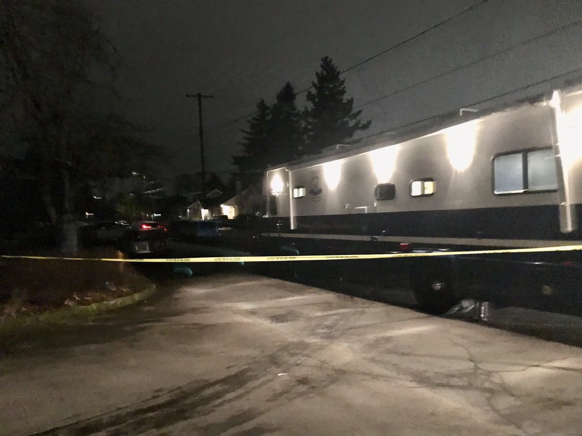 @PortlandPolice investigating a SECOND fatal shooting this morning near SE 86th & SE Taylor.  Police responded to a shooting call, found man dead.  A person has been detained.  SE Taylor CLOSED between SE 84th-86th.  