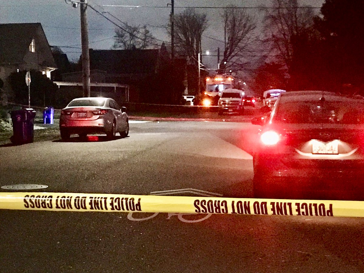 Portland Police just told @KATUNews that no suspects have been located and no immediate arrests were made here at the deadly shooting scene in North Portland. 