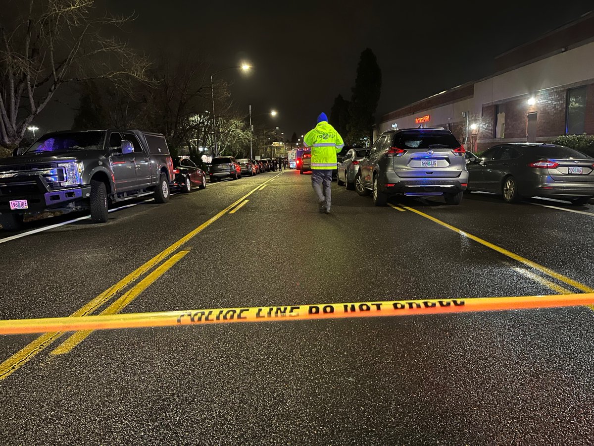 3 Portland officers shoot and kill suspected robber outside Mall 205