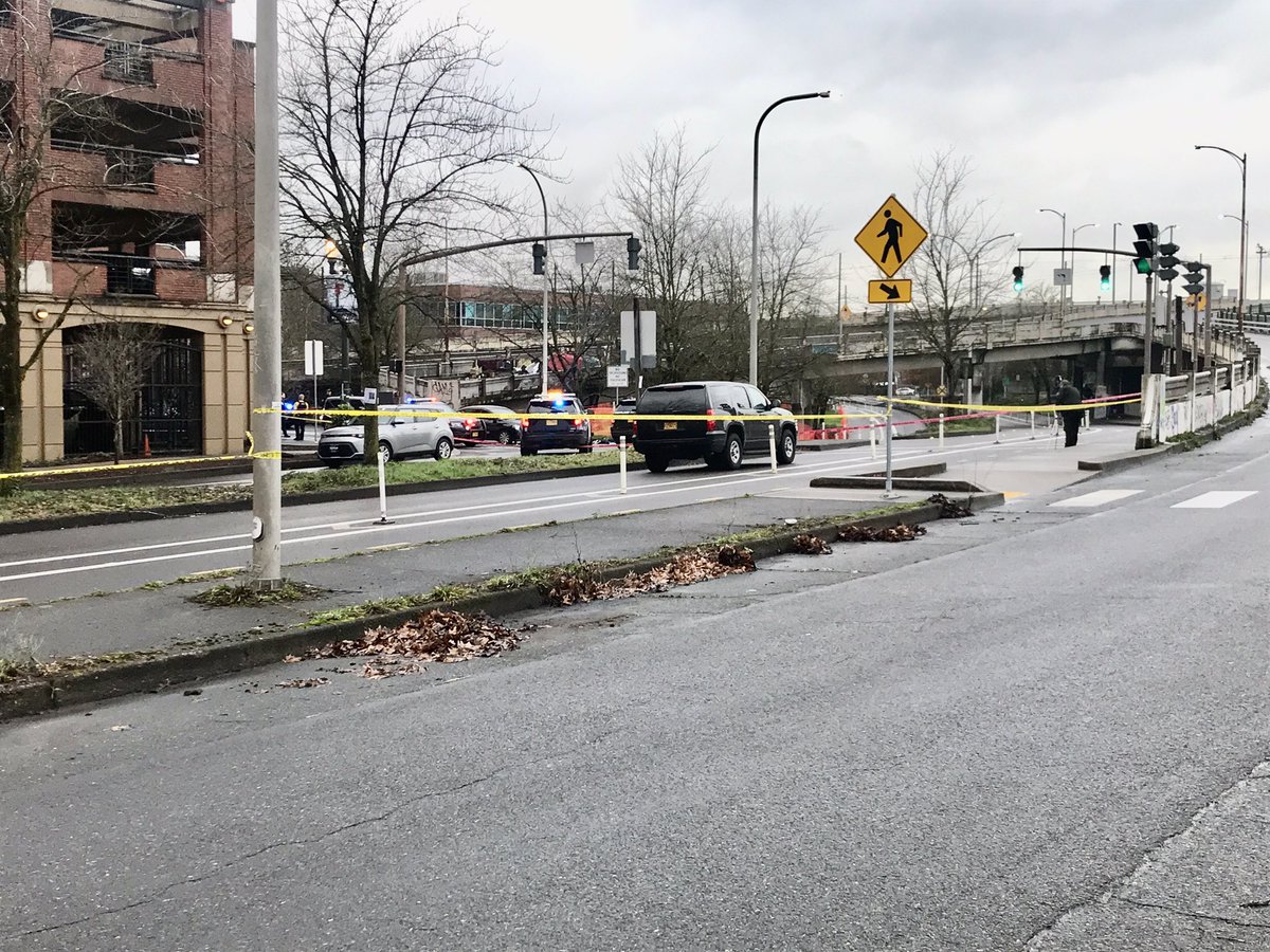 @PortlandPolice investigating a stabbing that has Naito Pkwy CLOSED both directions at Everett.  numerous evidence markers lining the street.  Victim transported in unknown condition, no word on suspect