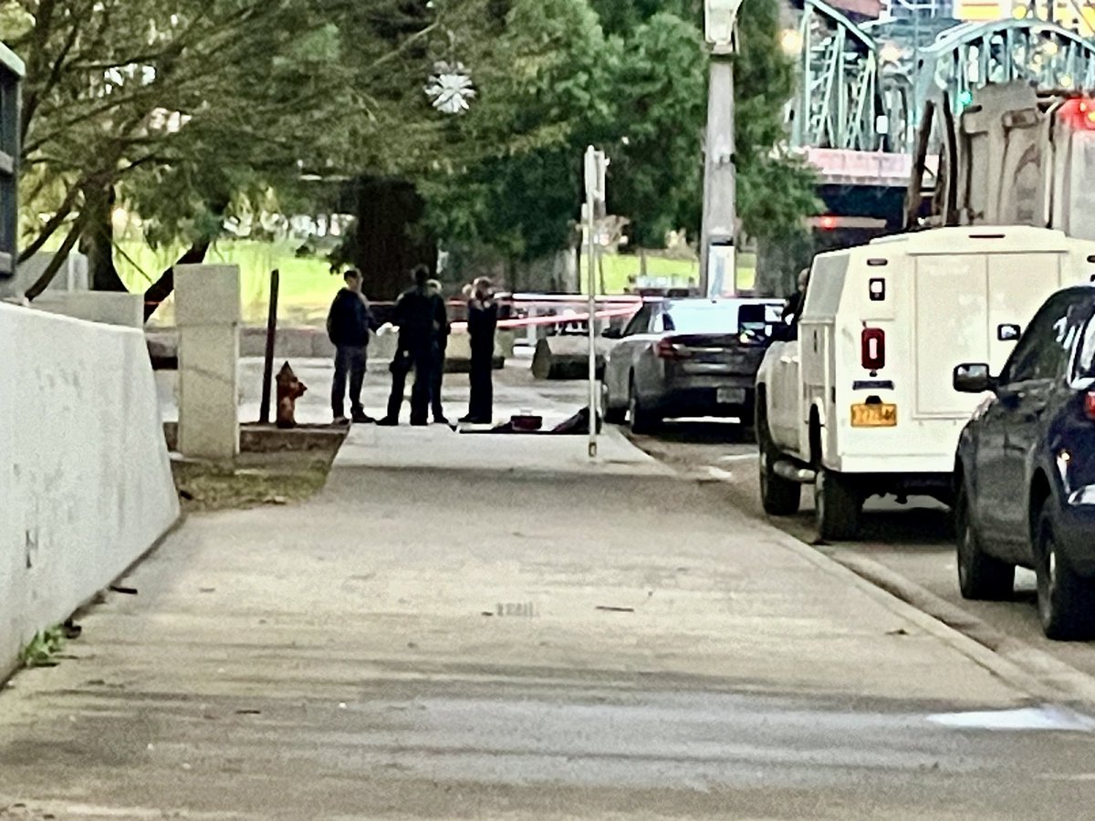 PortlandPolice investigating what they say is a deadly assault along the Eastbank Esplanade next to the @PDXFire station.  The police command van on scene, crime tape up