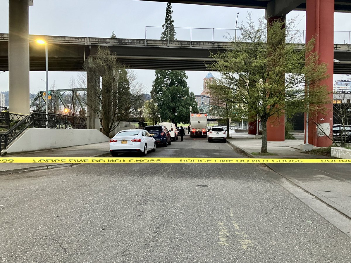 PortlandPolice investigating what they say is a deadly assault along the Eastbank Esplanade next to the @PDXFire station.  The police command van on scene, crime tape up