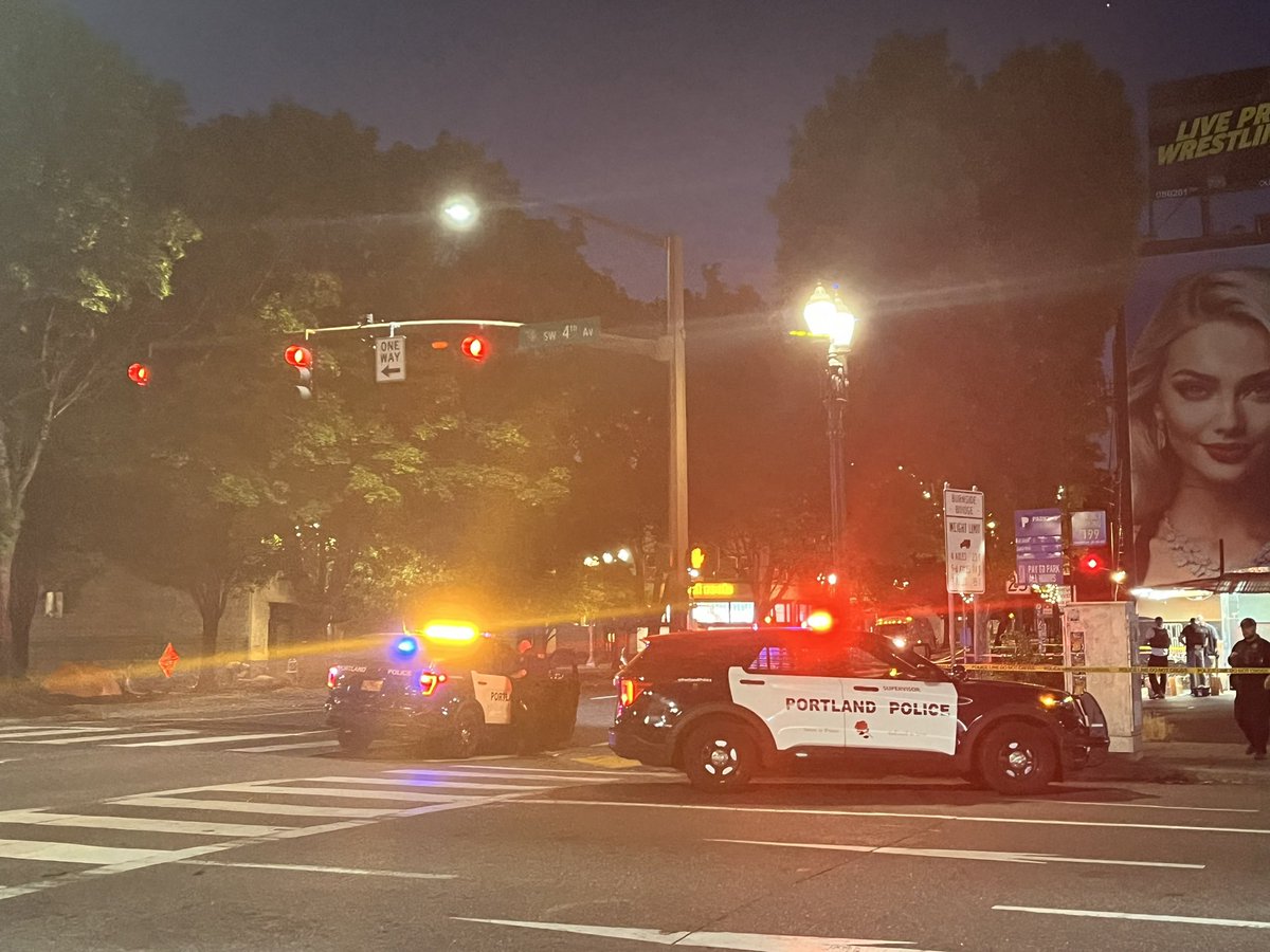 Officers with @PortlandPolice are investigating a shooting in the Old Town area at SW 4th and Burnside. The number of evidence markers indicates a lot of gunfire.