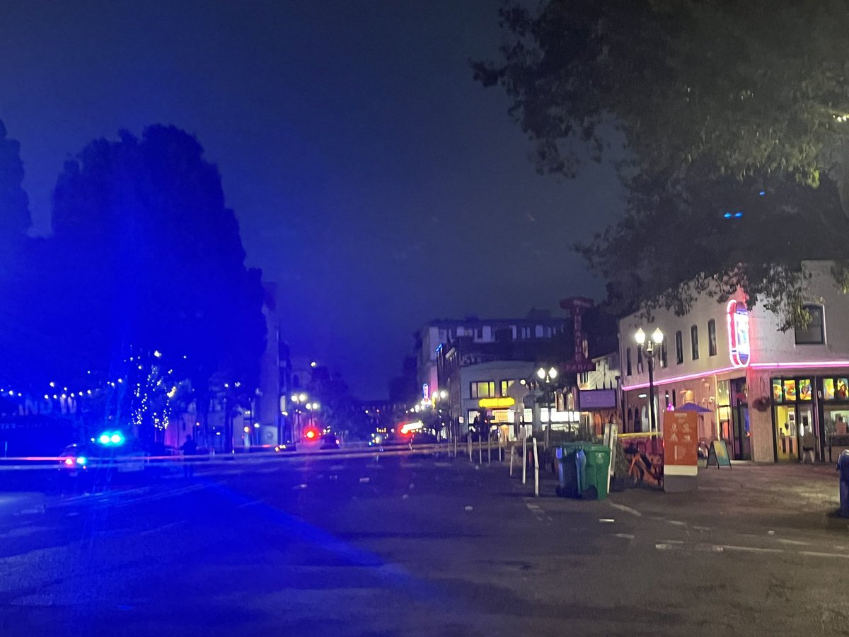 Police say a wounded man was taken to the hospital in a private car, but didn't survive. No word on a suspect. ‌ @PortlandPolice  are investigating a deadly shooting in the Old Town district of downtown Portland