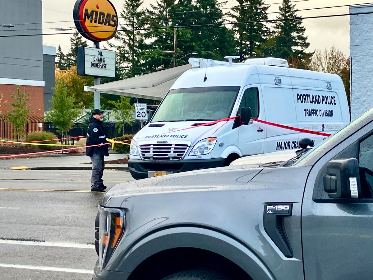 NE Halsey St is CLOSED between NE 111th & NE 119th as the @PortlandPolice Major Crash Team investigates a deadly crash.  Two vehicles involved, one person dead another transported to hospital 