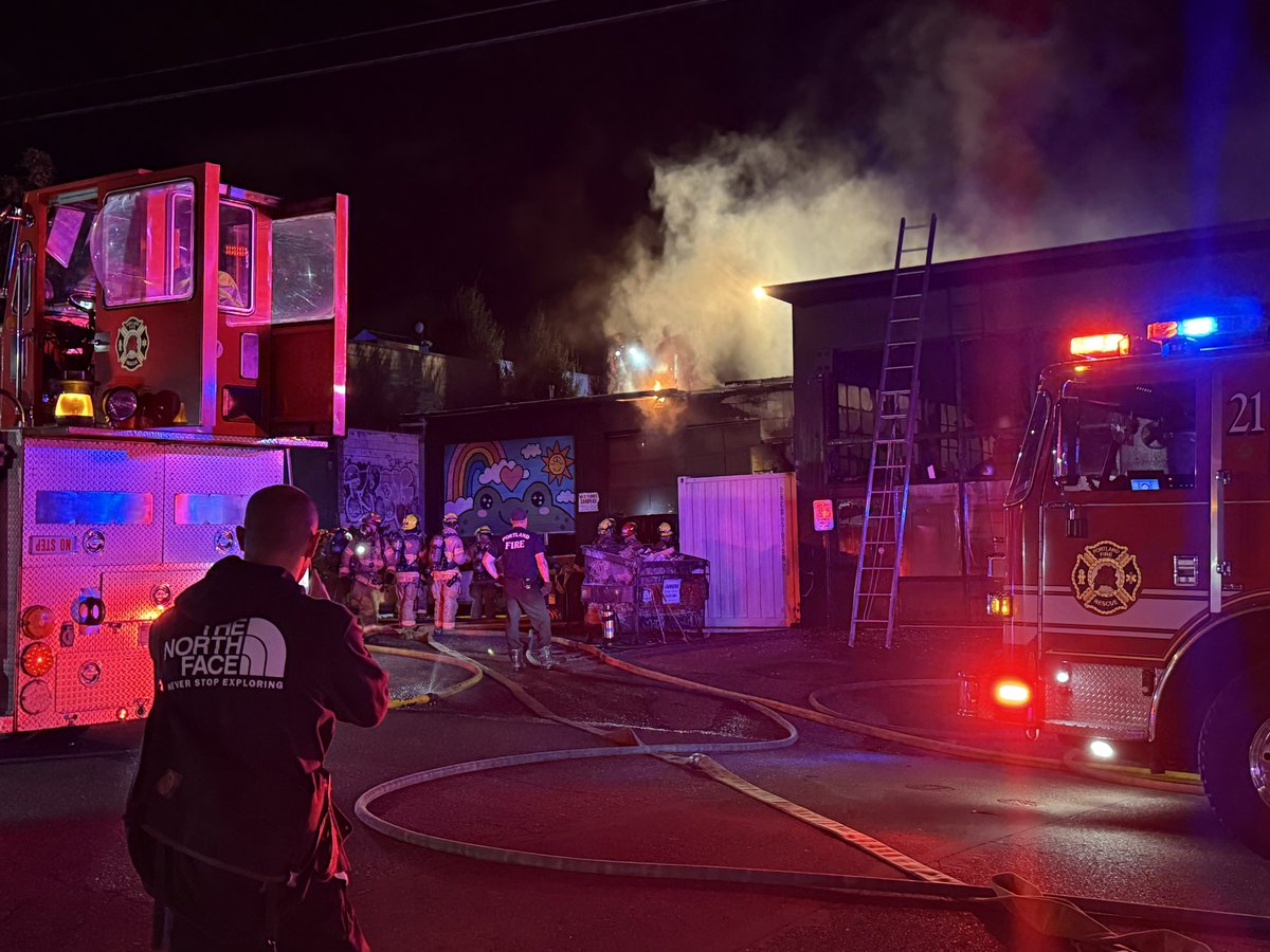 Major fire ongoing at the corner of SE Stark and SE 9th in Portland. Appears to be some type of business 